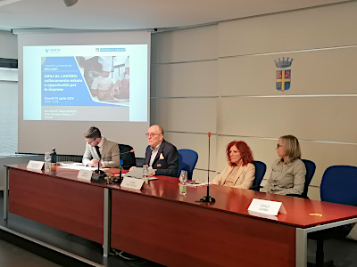 Tavolo relatori e Tiziano Barone evento Abili al Lavoro Belluno 2025